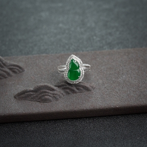 18K金镶钻糯种翠色翡翠葫芦戒指