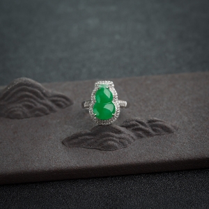 18K金镶钻糯种阳绿翡翠葫芦戒指