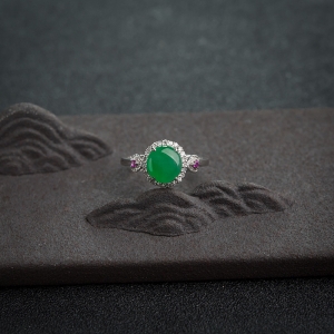 18K金镶钻糯种阳绿翡翠戒指