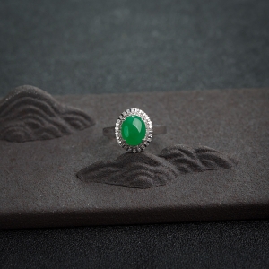 18K金镶钻糯种阳绿翡翠戒指