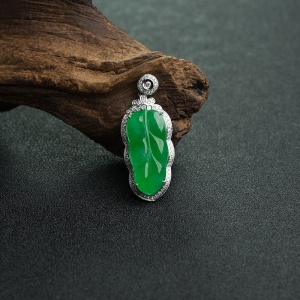 18K金镶钻糯种阳绿翡翠吊坠