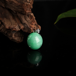 18k豆种豆绿翡翠吊坠