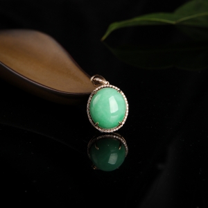 18k豆种豆绿翡翠吊坠