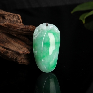 糯种飘翠翡翠寿桃吊坠