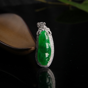 18k糯种翠绿翡翠连中三元吊坠