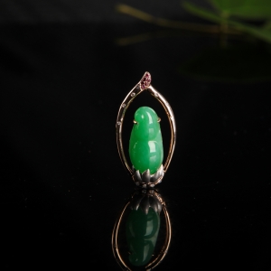 18k糯种翠绿翡翠葫芦吊坠