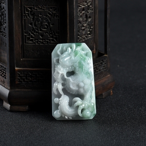 豆种飘翠翡翠龙牌吊坠