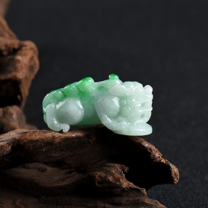 豆种飘翠翡翠貔貅吊坠