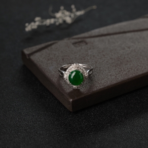 18K金镶钻糯种翠色翡翠戒指