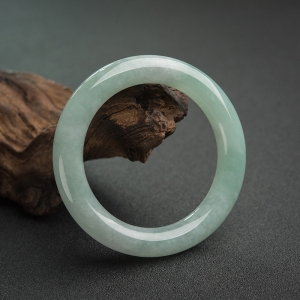 57mm糯种浅绿翡翠圆镯