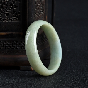 53.5mm豆种俏色翡翠贵妃镯