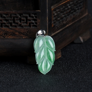 糯种飘翠翡翠金枝玉叶吊坠