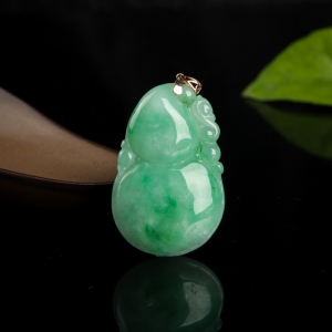 糯种飘翠翡翠葫芦吊坠