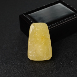 鸡油黄蜜蜡龙吊坠