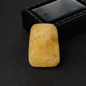 鸡油黄蜜蜡龙吊坠