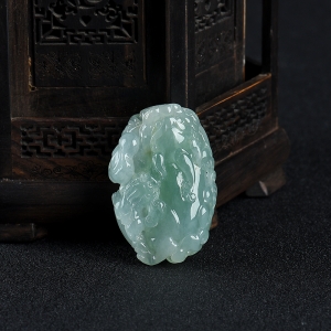 糯种浅绿翡翠貔貅吊坠