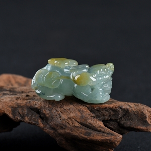糯冰种俏色翡翠貔貅吊坠