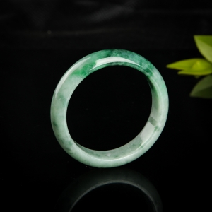 58mm豆种飘翠翡翠手镯-红掌柜