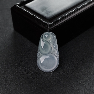 糯冰种浅绿翡翠葫芦吊坠