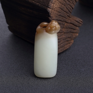 山料俏色和田玉莲子吊坠