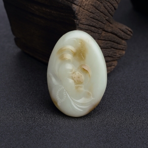 山料俏色和田玉莲花吊坠