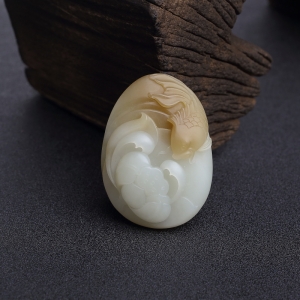 山料俏色和田玉连年有余吊坠