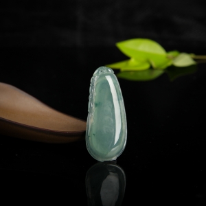 糯冰种飘花翡翠福瓜吊坠