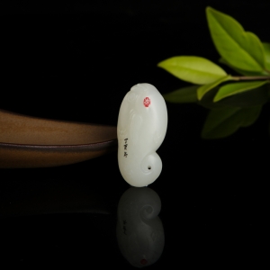 籽料和田白玉年年有余吊坠