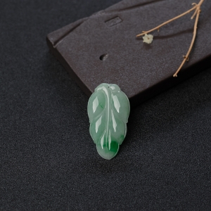 糯种飘翠翡翠叶子吊坠