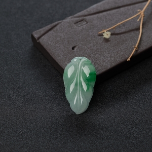 糯种飘翠翡翠叶子吊坠