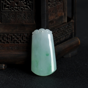 糯种飘翠翡翠无事牌吊坠