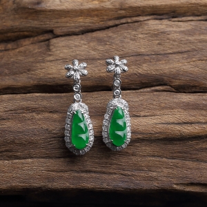 18K金镶钻糯冰种翠色翡翠福豆耳坠