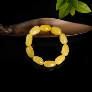 带皮鸡油黄蜜蜡随形单圈手串