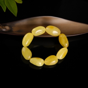 带皮鸡油黄蜜蜡随形单圈手串