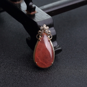 18K金镶钻红纹石水滴吊坠