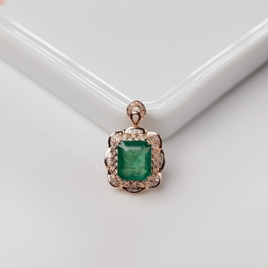 18K金镶钻鲜绿祖母绿吊坠