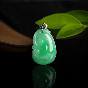 糯种阳绿翡翠如意吊坠