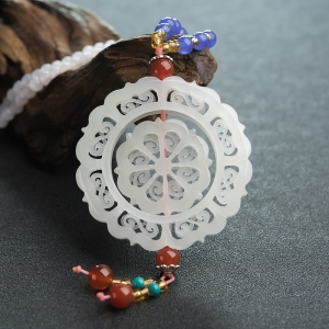 山料和田白玉镂雕转运轮项链