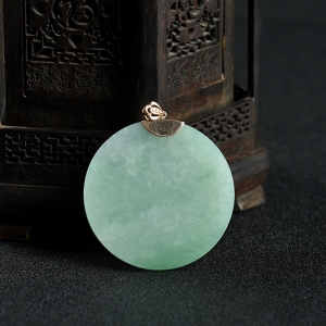 18k糯冰种浅绿翡翠无事牌吊坠