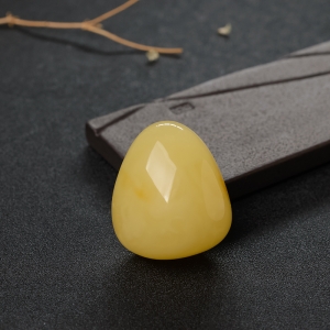 鸡油黄蜜蜡随形吊坠