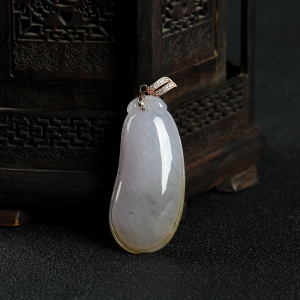 豆种俏色翡翠福瓜吊坠