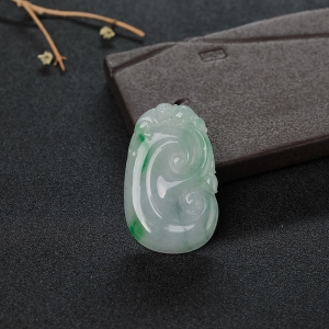 糯种飘翠翡翠如意吊坠