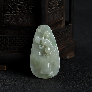 糯种浅绿翡翠喜气洋洋吊坠