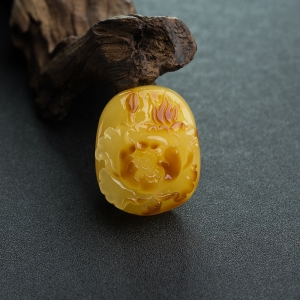 带皮俏色蜜蜡牡丹花吊坠