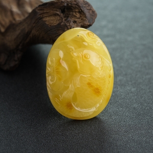 鸡油黄蜜蜡年年有余吊坠