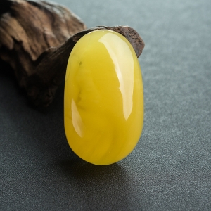 鸡油黄蜜蜡随形吊坠