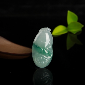 糯种飘花翡翠仿古龙吊坠