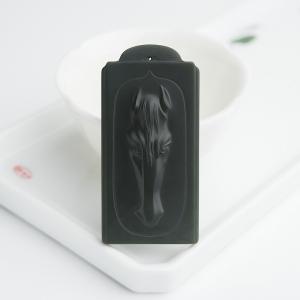 山料和田青玉马头吊坠