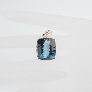 18K金镶钻伦敦蓝托帕石吊坠