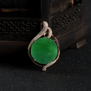 18k糯种翠绿翡翠无事牌吊坠